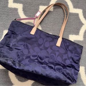COACH gorgeous navy blue tote purse with dust cover! Fab!! Big bags are back!!